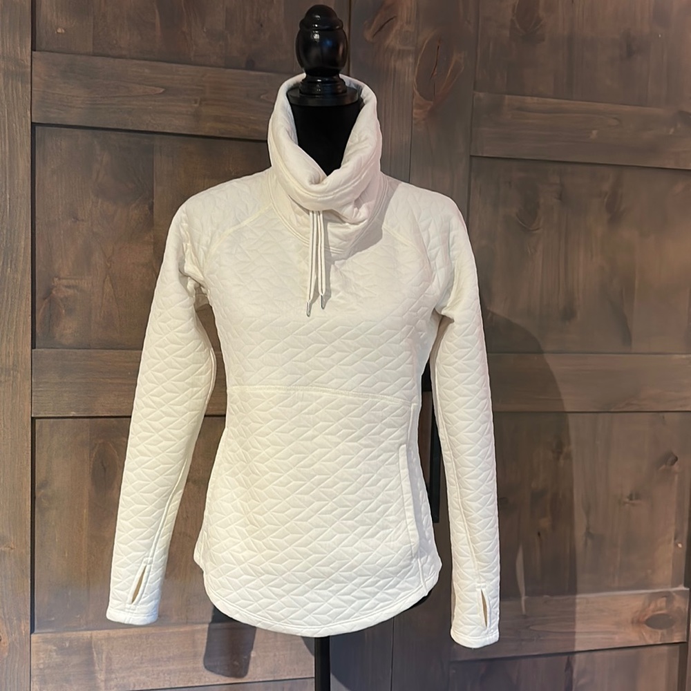 Marmot cowl neck pull over quilted top.